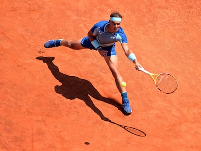 Nadal devolvía la pelota durante el estreno de este miércoles contra Isner en Roma.