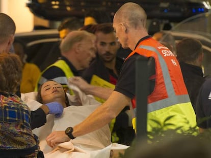 Las fuerzas de seguridad durante la evacuación de heridos.