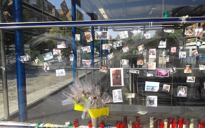 La parada de metro de Almeda de Osuna con recuerdo de una estudiante muerta en un viaje con amigos para celebrar el final del curso.