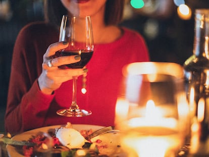 Una mujer sostiene una copa de vino.