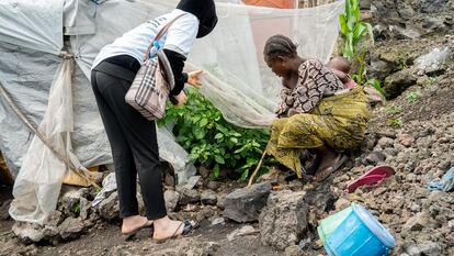Monique Muheza, a la derecha, explicaba a una agente sobre el terreno de Jambo-Lab cómo ha logrado cultivar pimientos, el 11 de abril en Goma (República Democrática del Congo).
