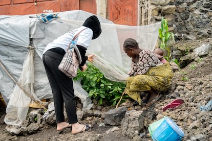 Monique Muheza, a la derecha, explicaba a una agente sobre el terreno de Jambo-Lab cómo ha logrado cultivar pimientos, el 11 de abril en Goma (República Democrática del Congo).