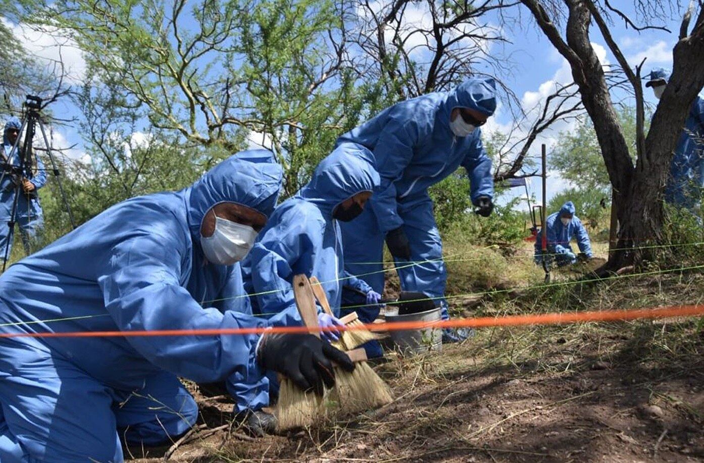 Peritos forenses analizan una fosa en el Estado de Sonora, en una imagen de archivo. 