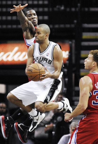 Tony Parker, de San Antonio Spurs, entra a canasta ante Eric Bledsoe, de los Clippers