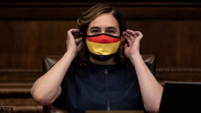 La alcaldesa, Ada Colau, en el pleno del Ayuntamiento de julio pasado con una mascarilla de la bandera republicana como protesta a la colocación de la imagen del rey Felipe VI.