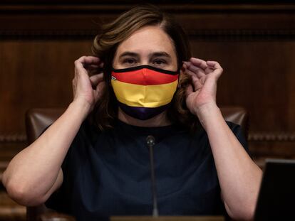 La alcaldesa, Ada Colau, en el pleno del Ayuntamiento de julio pasado con una mascarilla de la bandera republicana como protesta a la colocación de la imagen del rey Felipe VI.