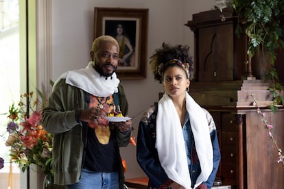 LaKeith Stanfield y Zazie Beetz, en el segundo episodio de la tercera temporada.