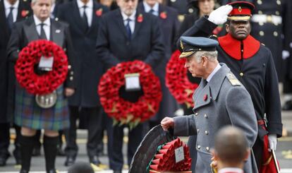 Carlos de Inglaterra, lleva la corona de flores en el Día del Recuerdo en homenaje a las víctimas de la guerra.