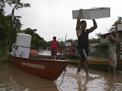 Moradores e a Defesa Civil do Acre tentar salvar seus pertences. 