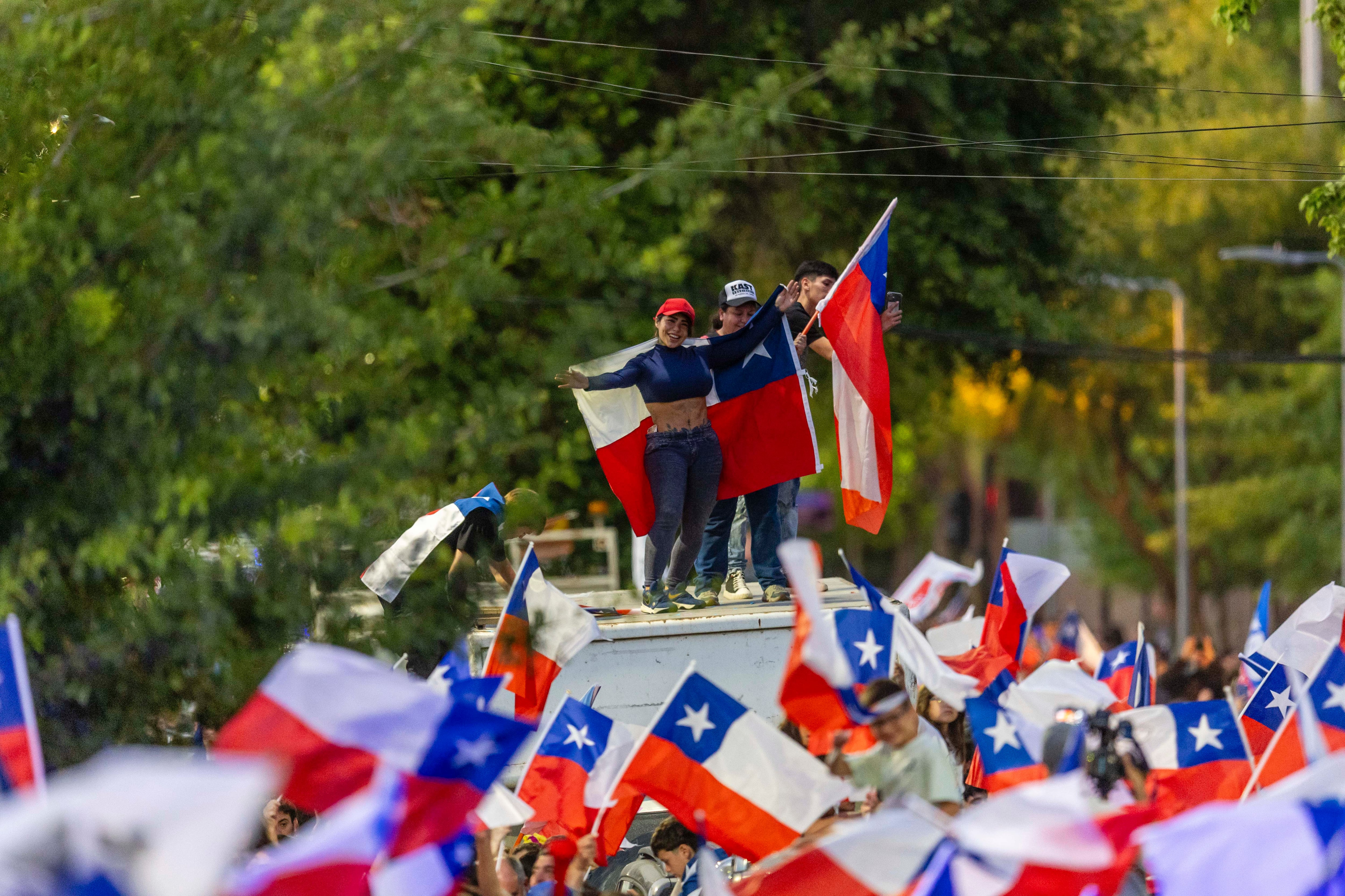 “¡El que no salta es zurdo!”: partidarios de Kast celebran el triunfo del candidato de las derechas