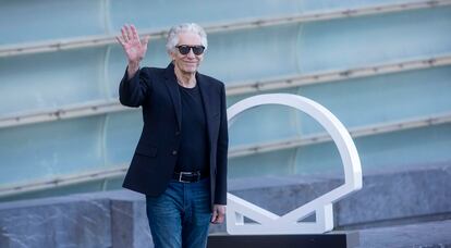 David Cronenberg saluda a los fotógrafos antes de la rueda de prensa del miércoles por la tarde en San Sebastián.