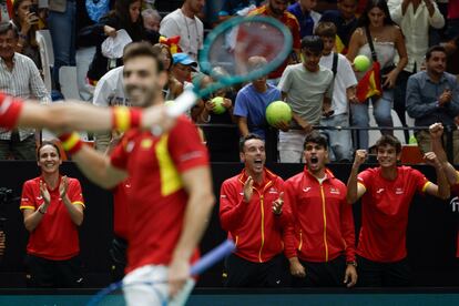 Bautista, Alcaraz y Jódar festejan el triunfo de Granollers y Martínez.