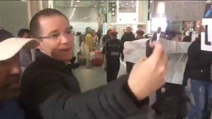 Anaya, increpado en el aeropuerto de la Ciudad de México.