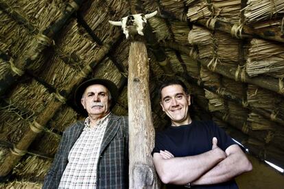 El catedrático de Prehistoria Eudald Carbonell y el escritor Martí Gironell, en La Draga.