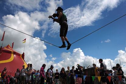 Un equilibrista entretiene a los asistentes al festival, el 25 de junio de 2016.