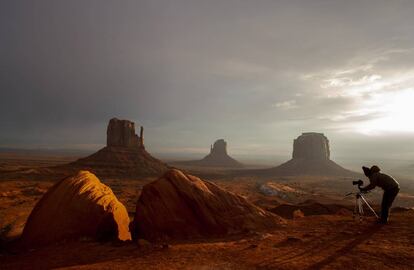 Ofelia de Pablo grabando imágenes durante un viaje por Monument Valley, en Utah (EE UU).