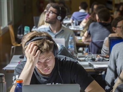 Estudiants a la biblioteca de la Universitat Pompeu Fabra, a Barcelona.