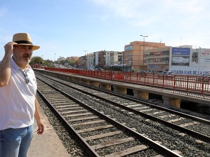 Lorenzo Pérez, presidente de la Federación de Asociaciones de Vecinos del Sur de Alicante, junto a las vías que cruzan el barranco de las Ovejas.