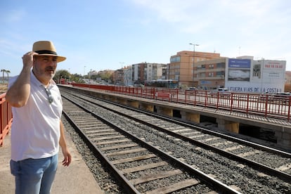 Lorenzo Pérez, presidente de la Federación de Asociaciones de Vecinos del Sur de Alicante, junto a las vías que cruzan el barranco de las Ovejas.