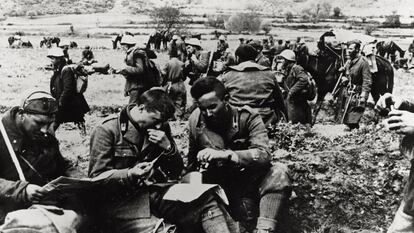 Tropas italianas tomándose un descanso en Croacia en 1942. La imagen es de Curzio Malaparte.