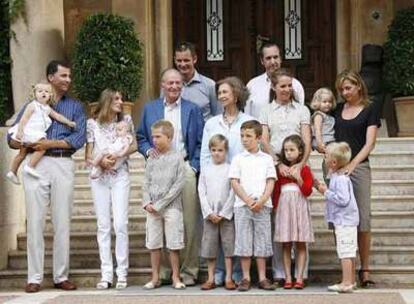 Los miembros de la familia real posan ante los medios de comunicación en el palacio de Marivent de Palma de Mallorca, en 2008.