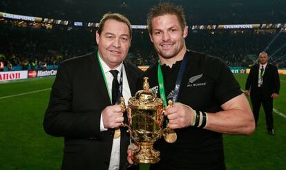 Hansen, seleccionador de los All Blacks, junto a Richie McCaw.