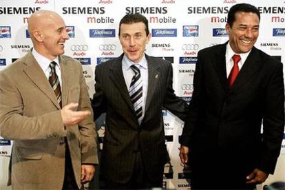 El vicepresidente, Emilio Butragueño, y el director de fútbol, Arrigo Sacchi, presentan a Vanderlei Luxemburgo.