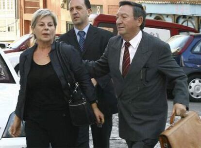 La restauradora Toñi Vicente, junto a sus abogados a las puertas del Juzgado de instrucción número 3 de Ferrol