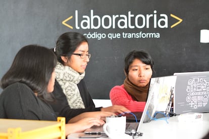 Después de medio año intensivo, con casi 1.000 horas de clases eminentemente prácticas, el 75% de las alumnas de Laboratoria consigue trabajo con una media del triple de salario que recibían en sus ocupaciones previas. 
