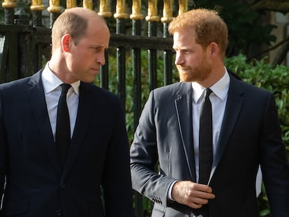 Los príncipes Guillermo y Enrique de Inglaterra, durante los eventos del funeral de su abuela, Isabel II, en Cambridge, el 10 de septiembre de 2022.