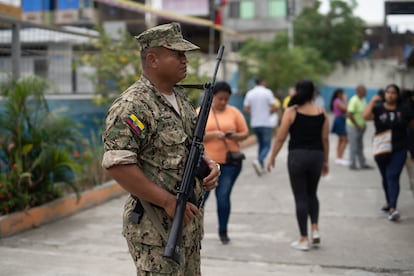 En Ecuador es voto es obligatorio, por lo que desde las primeras horas de la mañana comenzaron los votantes a acudir a los centros electorales custodiados por miembros del ejército.