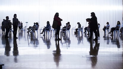 Várias pessoas são vacinadas nesta quarta-feira no Palácio de Exposições e Congressos de Santander.