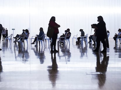 Várias pessoas são vacinadas nesta quarta-feira no Palácio de Exposições e Congressos de Santander.