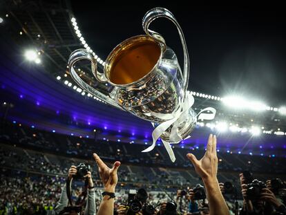 Luka Modric lanzando la copa de la Champions al aire después de la final entre el Real Madrid y el Liverpool, en París el pasado mayo.