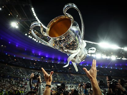 Luka Modric lanzando la copa de la Champions al aire después de la final entre el Real Madrid y el Liverpool, en París el pasado mayo.