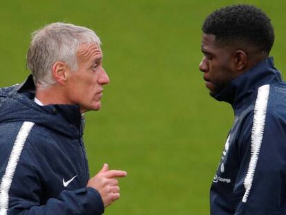 Deschamps habla con Umtiti en una sesión de esta semana.