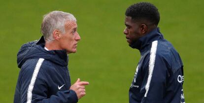 Deschamps habla con Umtiti en una sesión de esta semana.