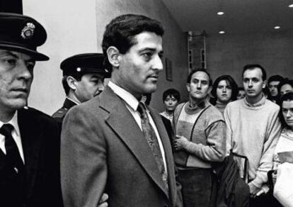 J.A. Rodríguez Vega asesinó, en Santander y entre 1986 y 1987, a al menos 16 ancianas. En la cárcel presumía de “la millonada” que ganaría con sus memorias. Fue asesinado allí mismo.