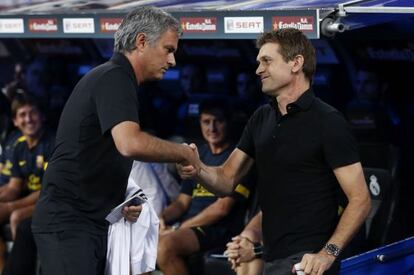 Mourinho saluda a Vilanova durante el partido de vuela de la Supercopa de España.