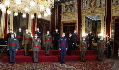 
El rey Felipe VI recibió este martes en audiencia militar, en el Palacio Real de Madrid, a un grupo de generales de brigada y contralmirantes, tras haber sido designados para asumir el mando de distintas unidades militares.