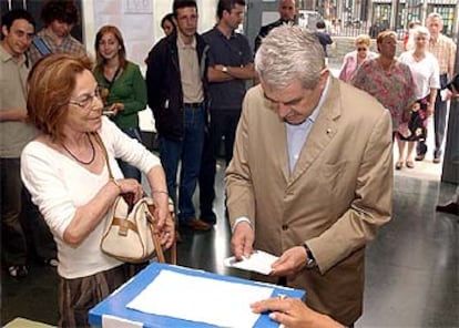 El presidente de la Generalitat, Pasqual Maragall, ha abogado hoy por un incremento en la participación electoral porque "Europa es cada vez más importante y cada vez dependemos más de ella", por lo que entiende que no ejercer el derecho al voto sería una postura "inocente y equivocada".