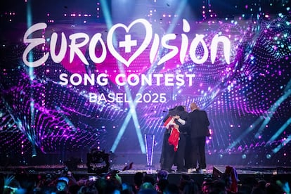 El austriaco J.J., junto a su delegación, celebran la victoria en Eurovisión 2025.