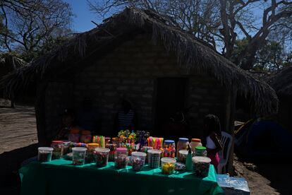 Las festividades tienen lugar en el pequeño pueblo de Cavalcante, formado por casas de barro y techos de paja. Las viviendas están dispuestas en torno a una especie de calle central. En un extremo de esta avenida se encuentra la ermita. En el otro, la casa de donde parte la procesión. En la imagen, una casa tradicional de la comunidad kalunga,  con dulces expuestos a la venta durante la culminación de la semana de peregrinación y celebración de la patrona Nossa Senhora da Abadia. 