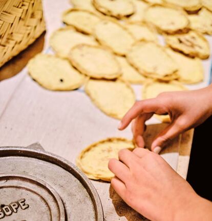 Las tortillas de maíz se hacen de manera artesanal.