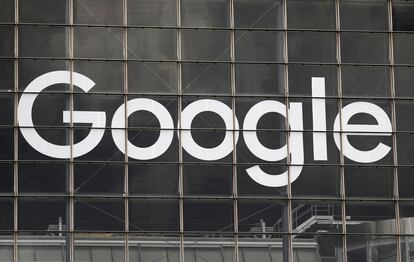 Logo de Google en un edificio del distrito financiero de La Defense en Courbevoie, junto a París (Francia), fotografiado el pasado mes de septiembre.