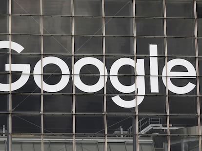 Logo de Google en un edificio del distrito financiero de La Defense en Courbevoie, junto a París (Francia), fotografiado el pasado mes de septiembre.