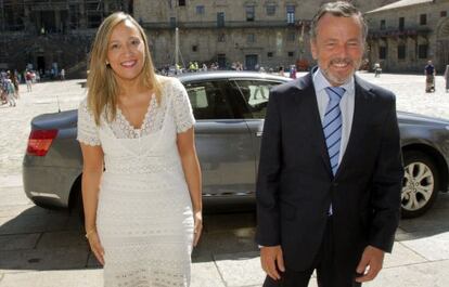 La conselleira Elena Muñoz, con el alcalde de Santiago ayer en el Obradoiro.
