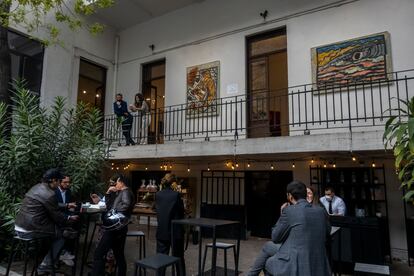 Asistentes al evento en Casa Versalles, bajo uno de los cuadros de Theo Michael de la serie Allodesmus Gracilis. 