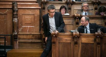 Jordi Marti se levanta de su asiento en el pleno en el Ayuntamiento de Barcelona de este viernes.