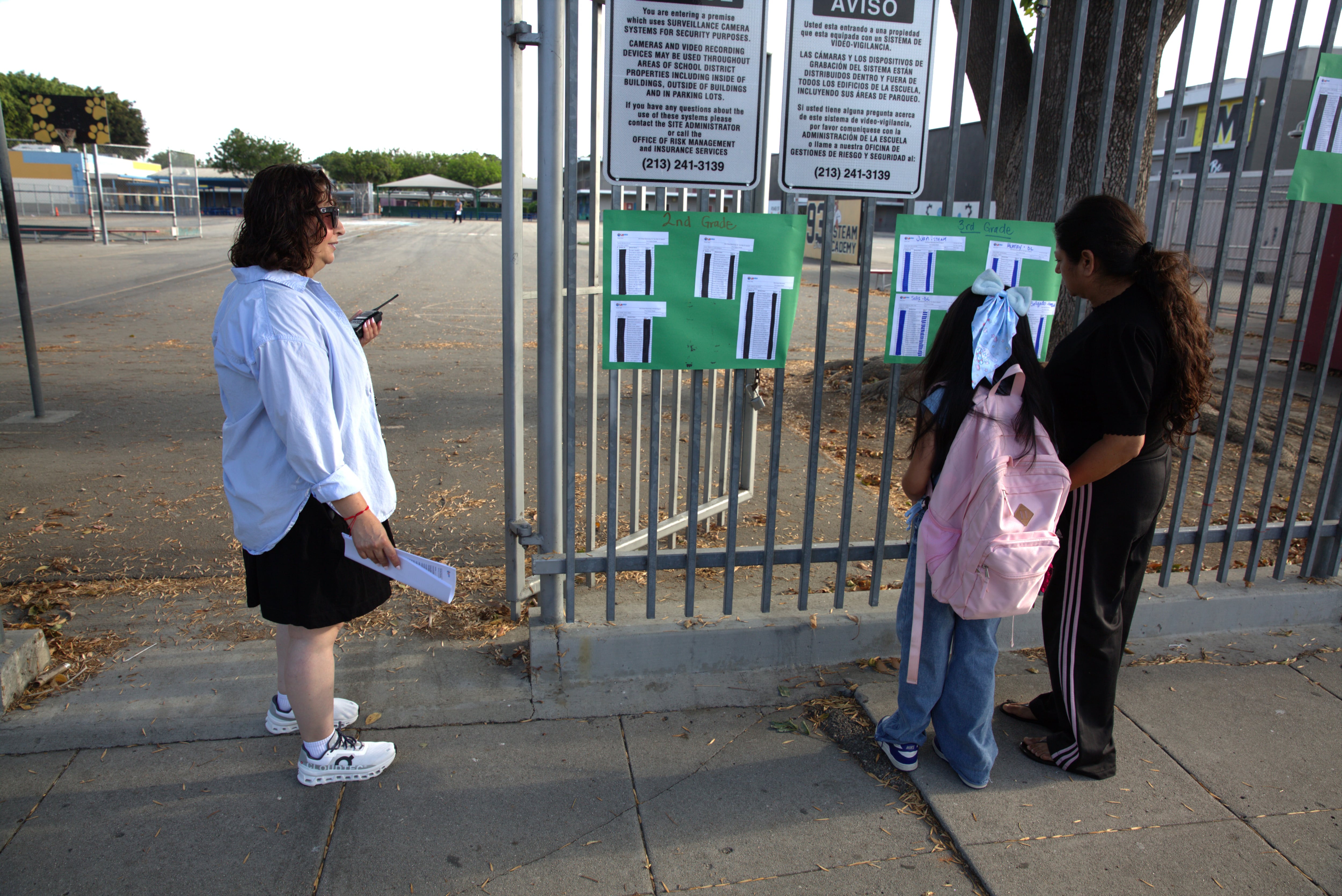 Ingrid Villeda recibe a estudiantes de la escuela primaria 93rd Street del sur de Los Ángeles.